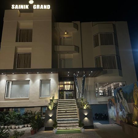 Hotel Sainik Grand Benares Buitenkant foto