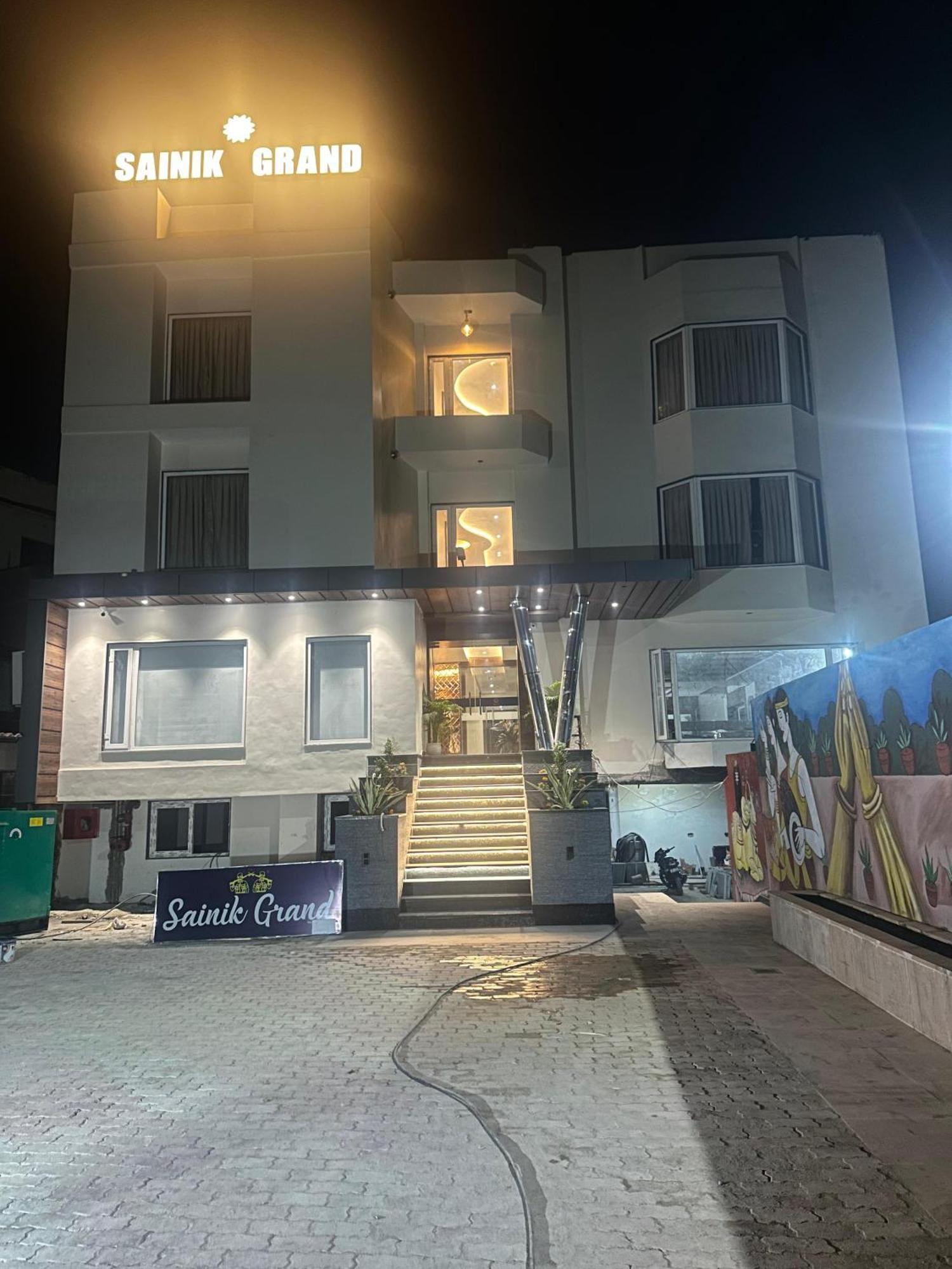 Hotel Sainik Grand Benares Buitenkant foto