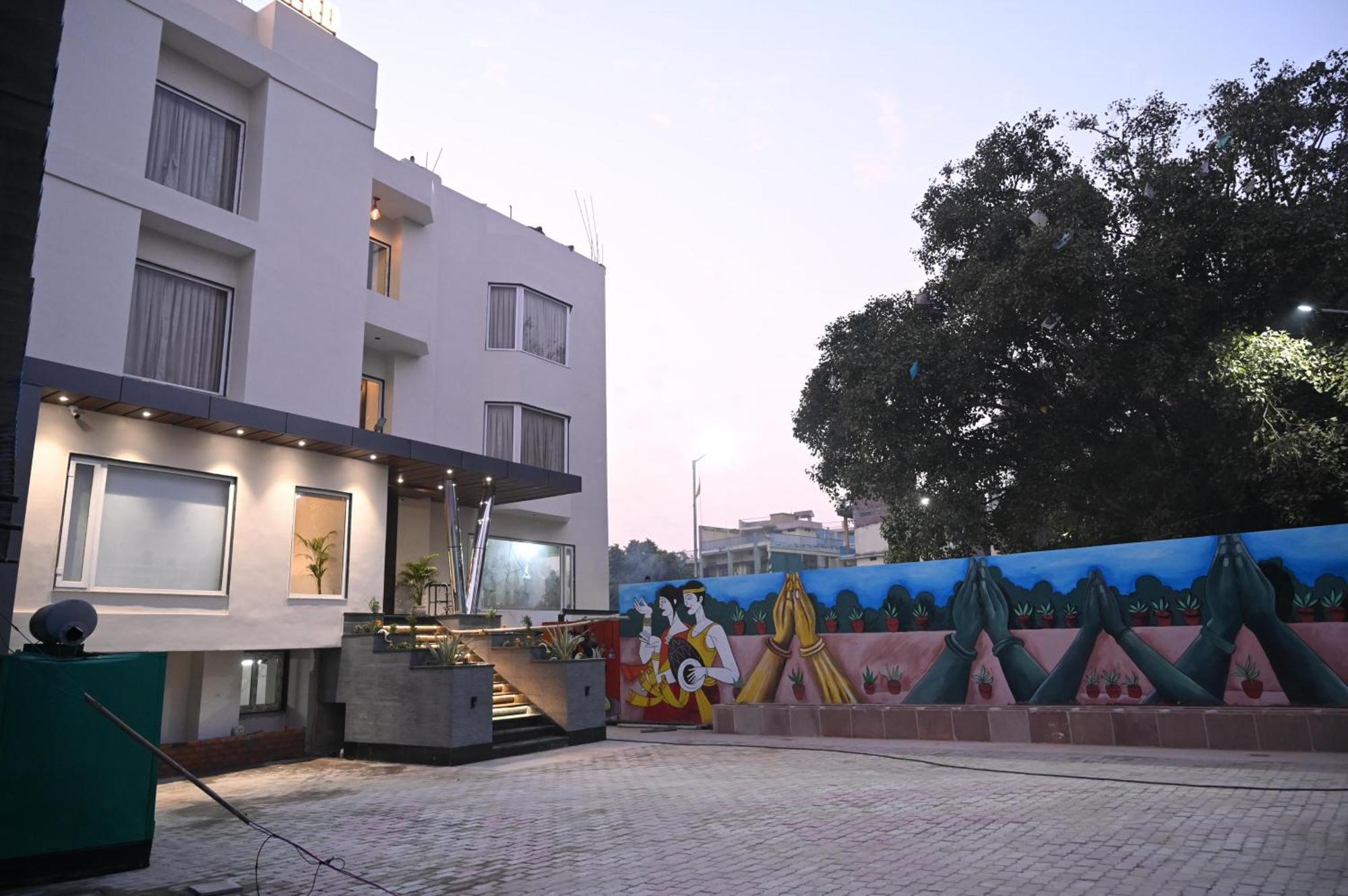 Hotel Sainik Grand Benares Buitenkant foto