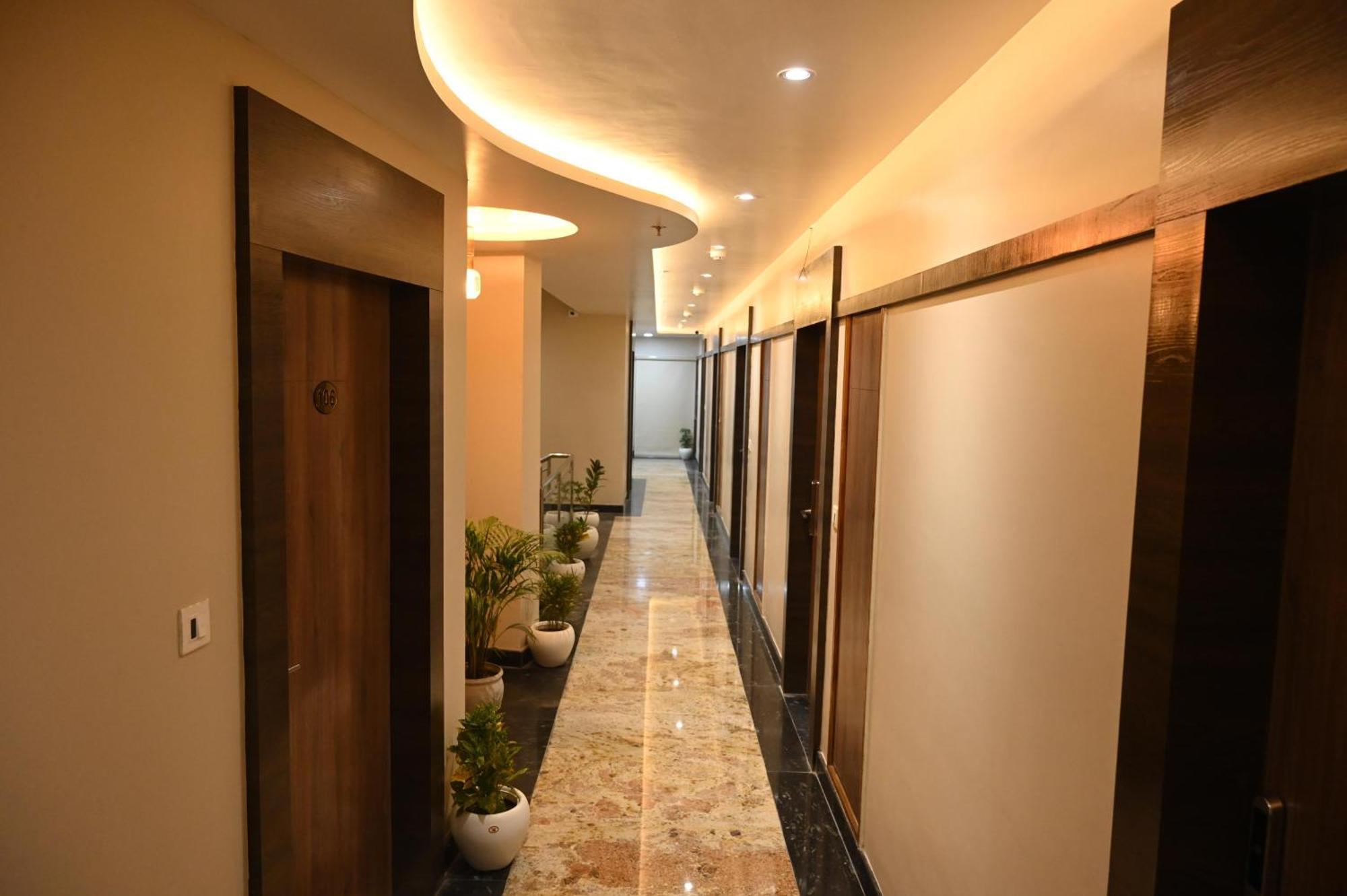 Hotel Sainik Grand Benares Buitenkant foto
