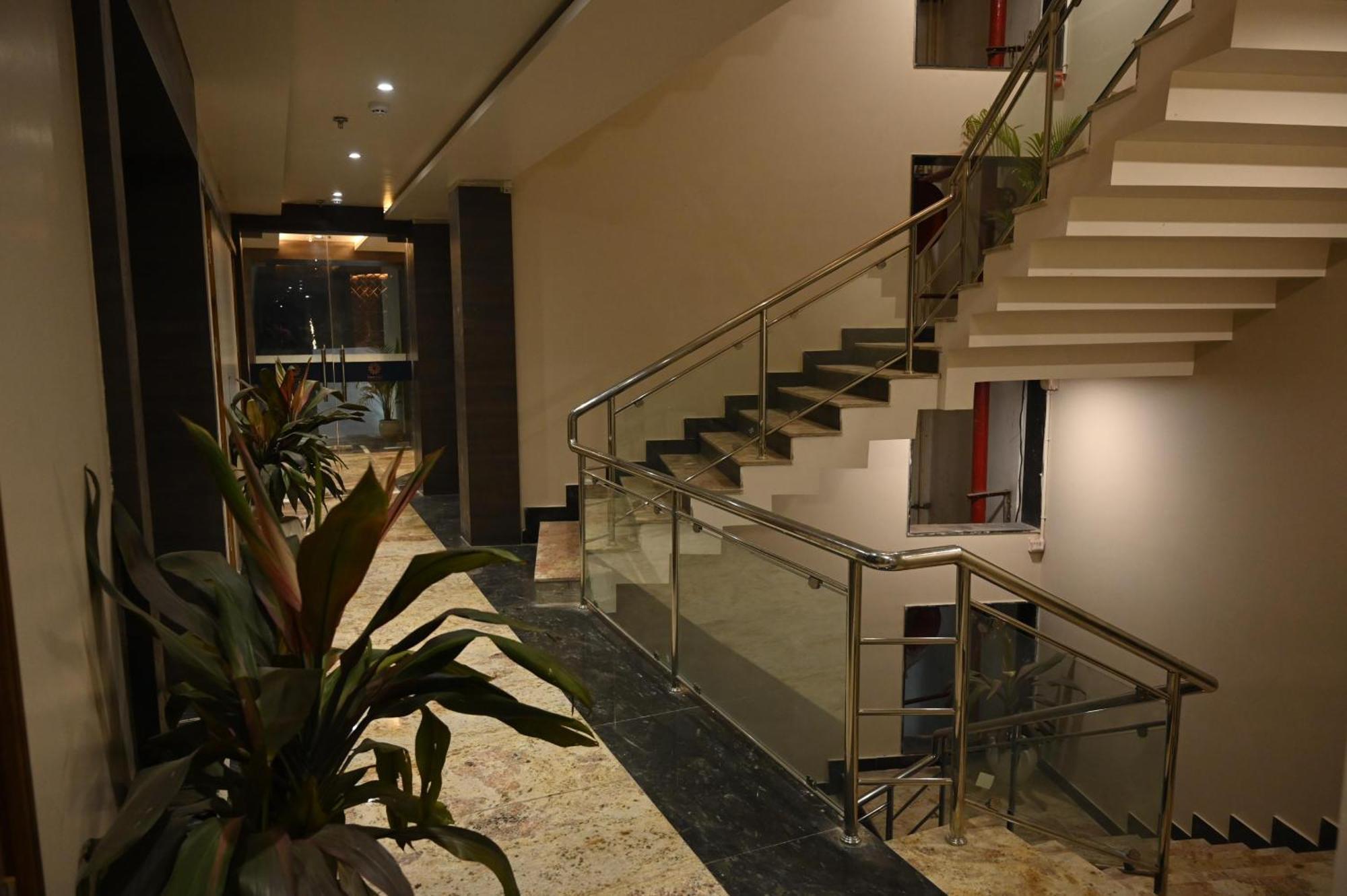Hotel Sainik Grand Benares Buitenkant foto