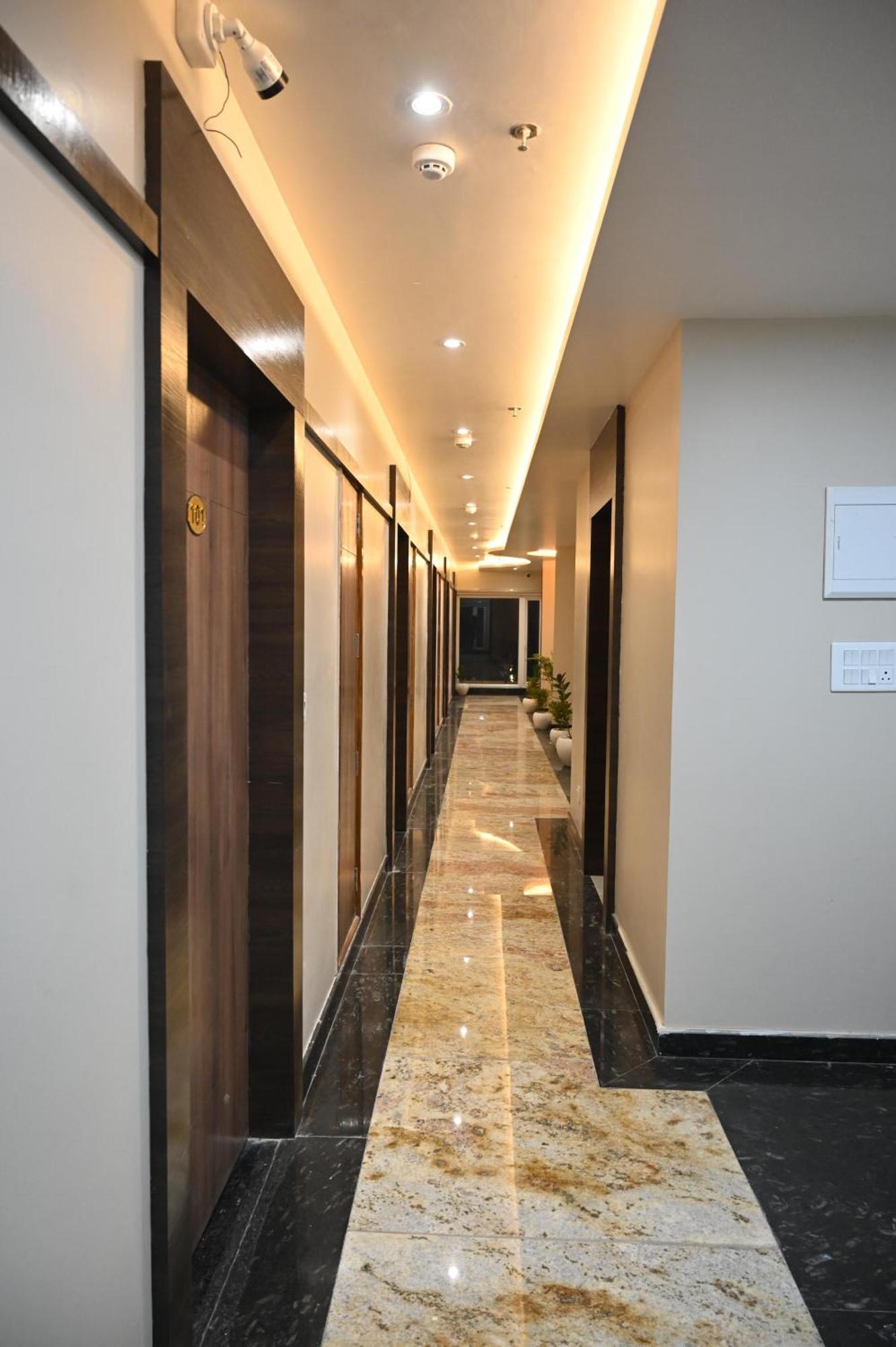 Hotel Sainik Grand Benares Buitenkant foto