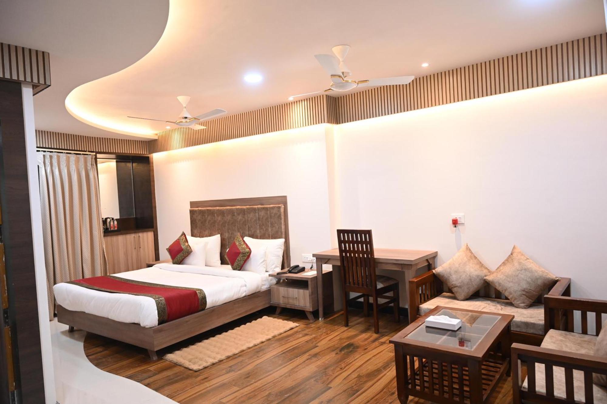 Hotel Sainik Grand Benares Buitenkant foto