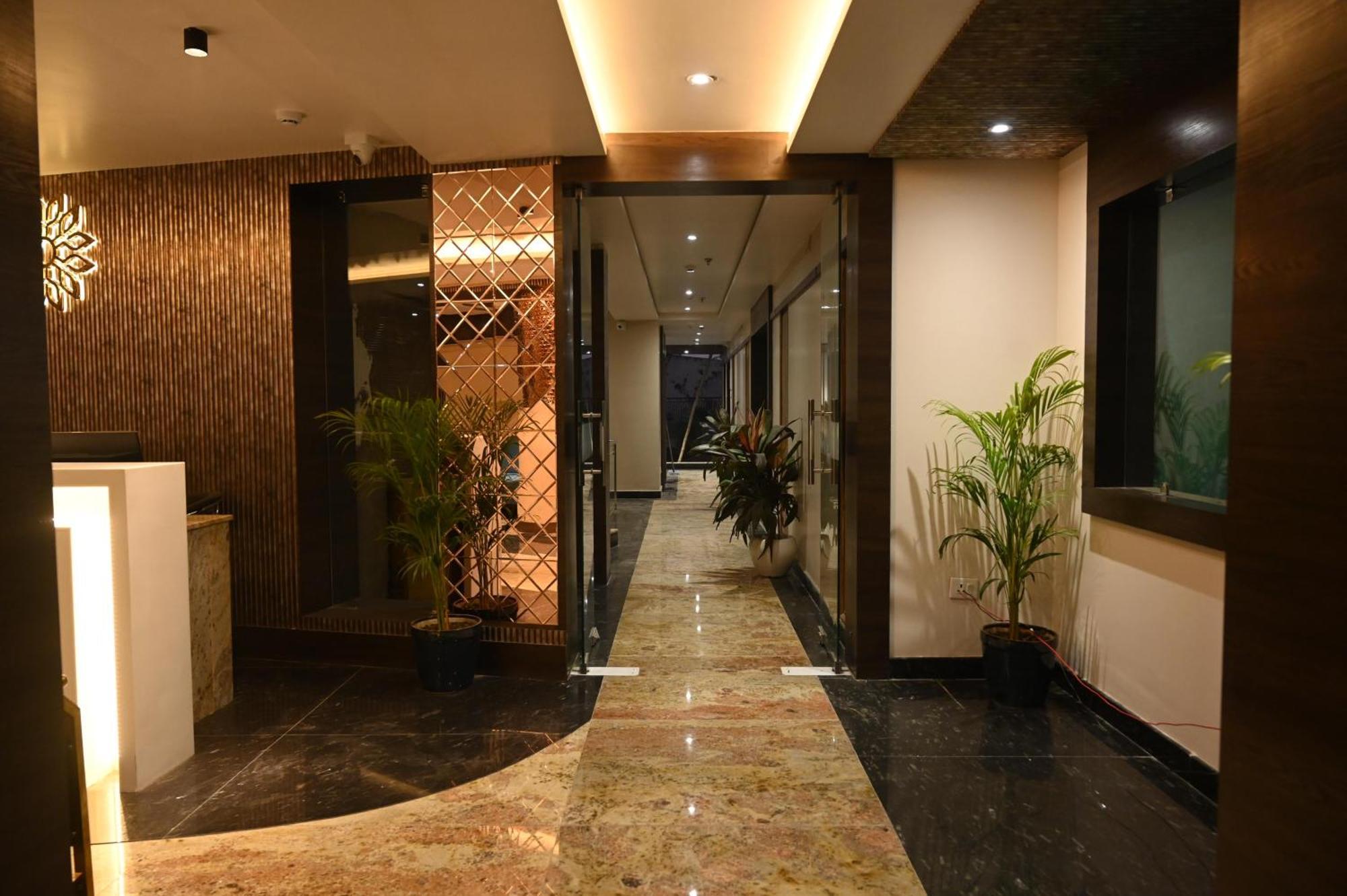 Hotel Sainik Grand Benares Buitenkant foto