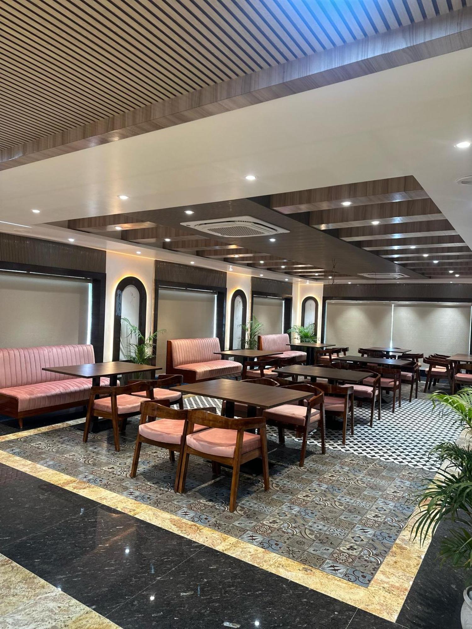 Hotel Sainik Grand Benares Buitenkant foto