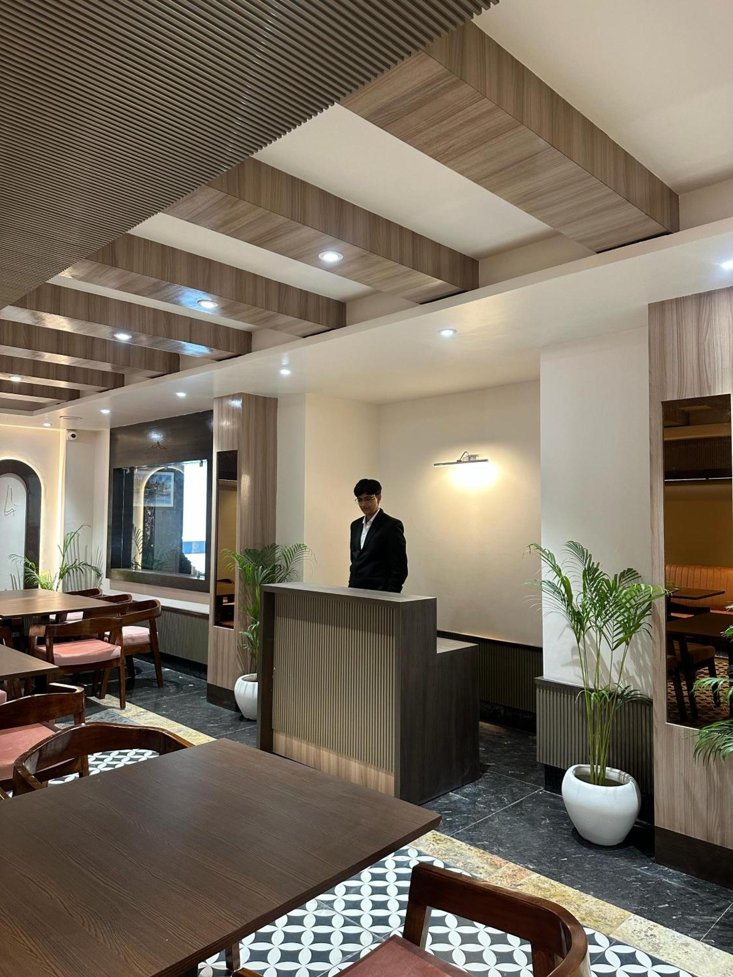 Hotel Sainik Grand Benares Buitenkant foto