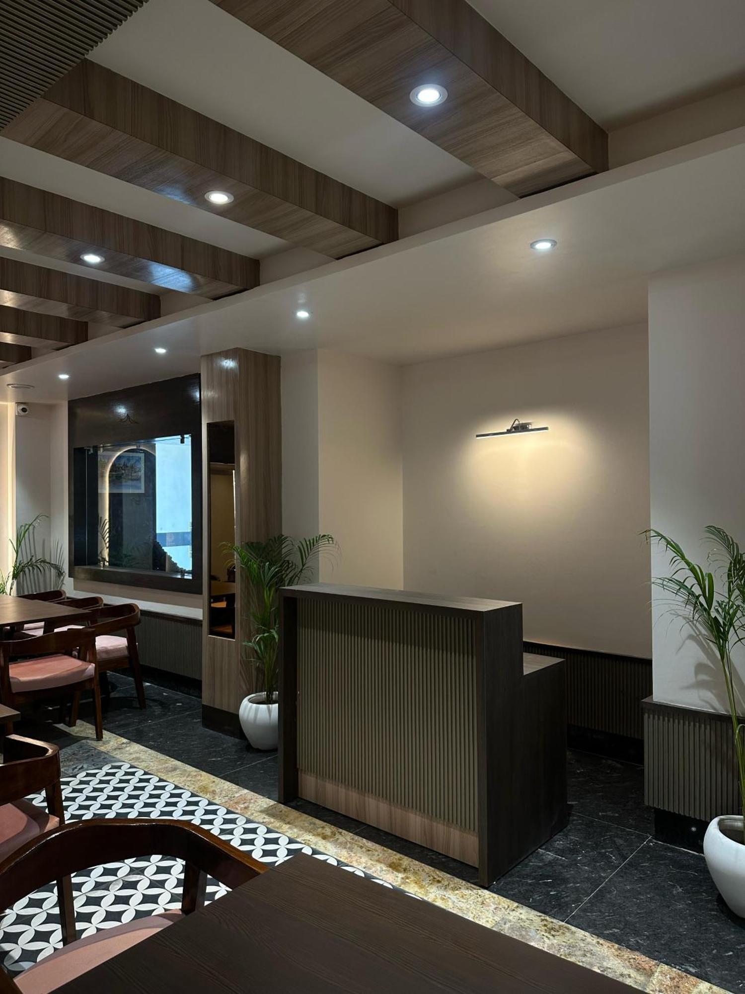 Hotel Sainik Grand Benares Buitenkant foto